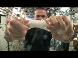 Что будет если выжать мокрое полотенце в космосе