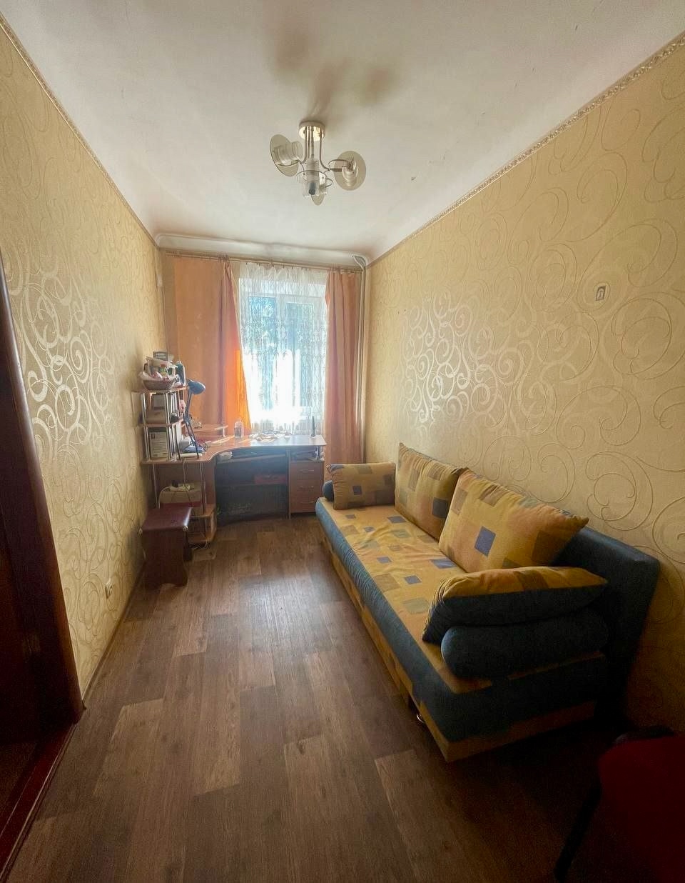 💥 Продается 2к квартира в центре по отличной цене! 📍 Луганск, ул. Курчатова, Ленинский р-н 🏢 Площадь 45 м², 5/5 этаж (крыша в порядке) 👮♀️Установлена охранная система! 🌟 Хорошее жилое состояние! 📏 Высота потолка 2,85м. 🪟 Окна м/п. 🛠 Новая проводка 🔥 Центральное отопление (пластиковая разводка) + газовая коло...