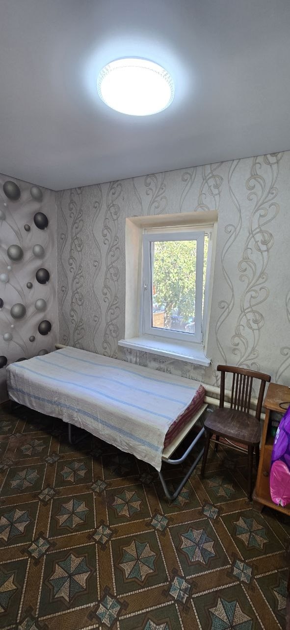 Продам дом Малая Вергунка рядом с 50 школой. 60 кв.м, участок 10 соток. Новый котел, газовая колонка. Крыша в полном порядке, шифер. Окна пластиковые, натяжные потолки. Санузел в доме. Проблем с отоплением и водой нет. Сливная яма бесконечная. Рядом сад и школа, несколько магазинов и остановка. Долгов и пропи...