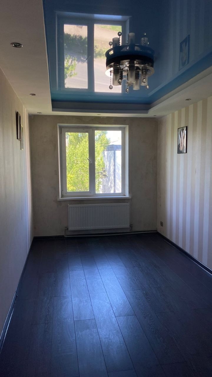 Продаётся квартира переделана из 4-х комнатной в 3-х комнатную. 💫. Антрацит, ул.Петровского, 26 💫. 5 этаж / 5 этажного дома 💫. Общая площадь 65 кв.м 💫. Кухня 10 кв.м 💫. Сделан вывод под теплый пол на кухню и ванную комнату 💫. На балконе сделан вывод под батарею 💫. Окна пластиковые 💫. Балкон пластиковый, засте...